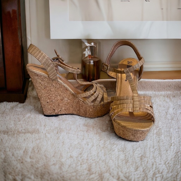 De Blossom Collection cork wedge platform sandals made with vegan faux leather - Picture 11 of 16